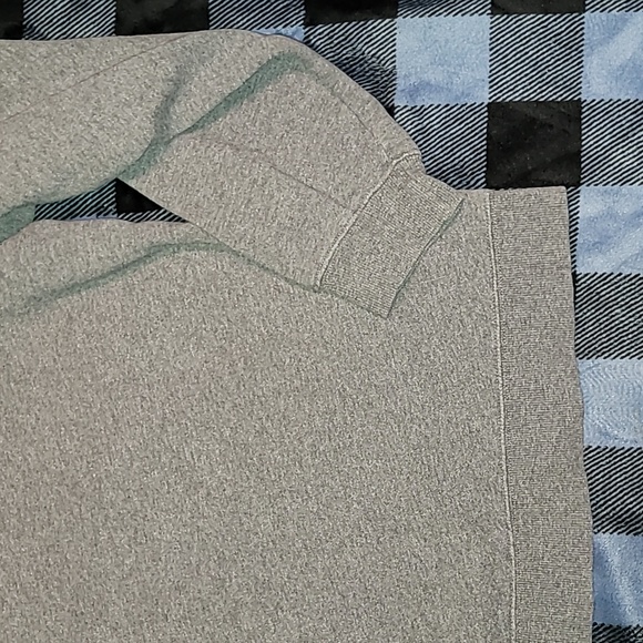 Y2k. Disney Store. Mickey Mouse. Pullover crewneck. Embroidered. Size Large. - Picture 13 of 15